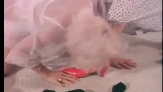 Adam sert sikişten sonra sarışın orta yaşlı seksi kadının ayakkabısına boşalıyor