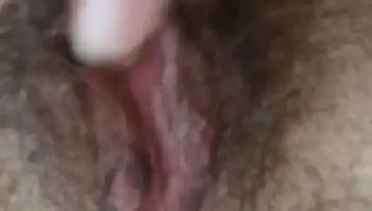 Ziyarete geliyorum ve sabah olmuşken herkes uyurken klitorisimi ovuşturmaya karar verdim