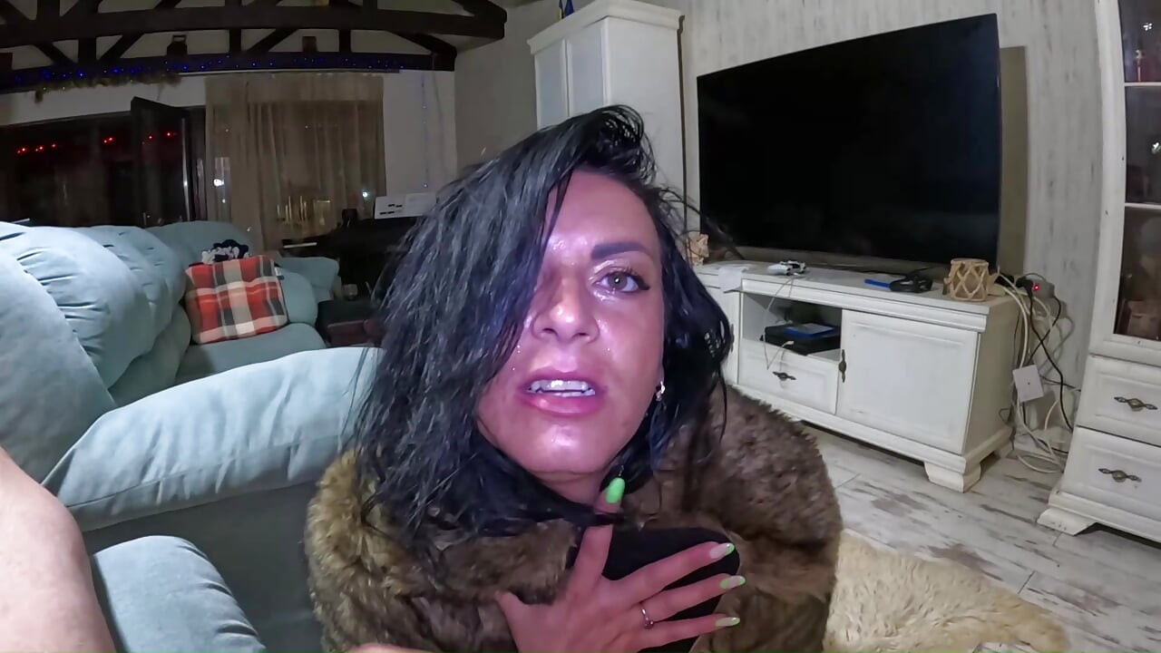 Gırtlağına kadar her şey - orta yaşlı seksi kadın gırtlağına kadar alıyor, memelerini çıkarıyor ve döl kontrolü