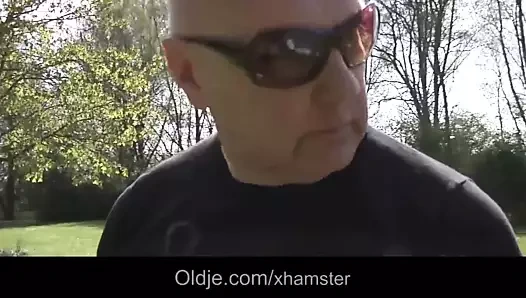 Uzun boylu sıska sarışın yaşlı piçin taşaklarıyla oynuyor