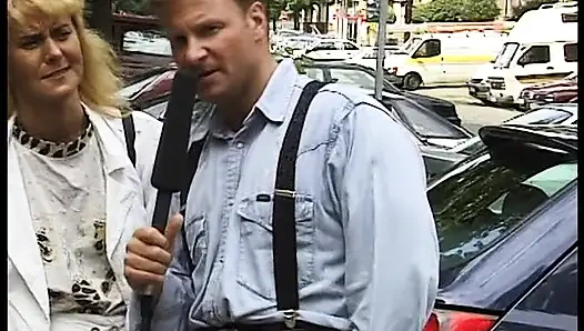 Sarışın orta yaşlı seksi kadın röportaj yapıyor