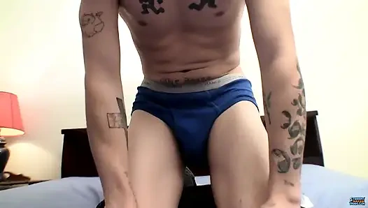 Büyük sünnetsiz yarağını boşaltıyor