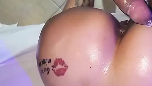 Arjantinli göt deliği bir otelde bir boğayla tanışıyor ve kocasına çok sert sikiliyor bir video gönderiyor