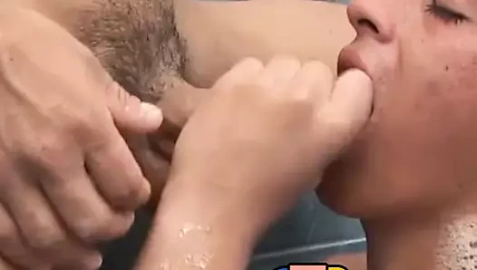 Latin twink rawpounds onun adam sonra salyalı üzerinde onun horoz