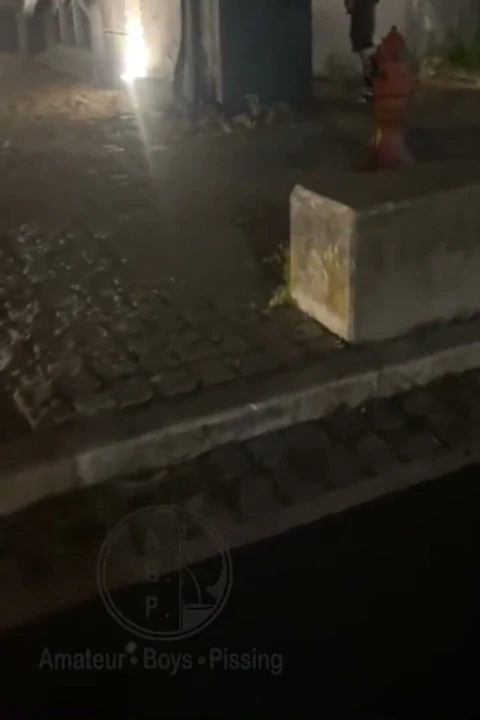 Sokakta işeyen amatör oğlanların derlemesi