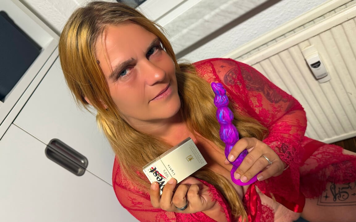 Yeni dildo'mu test et, onu vajina üzerinde çalışmak ve bir sigara içmek için kullan