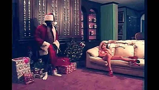 Noel Baba gibi giyinmiş büyük yaraklı zenci adam güzel bir kızıl saçlı kızla sikişiyor