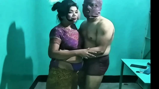 Evli evli kadın kocası ofise gittiğinde çevrimiçi arkadaşı tarafından sikiliyor