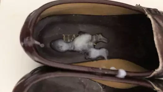Japon öğrenci ayakkabı loafer'da boşalmak