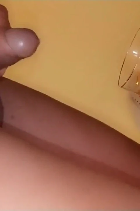 Yıkanmamış yarakla sabah çişini cama yapıyor