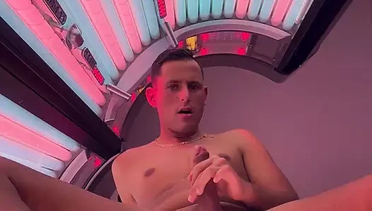 Deutscher Junge Wichst im solarium