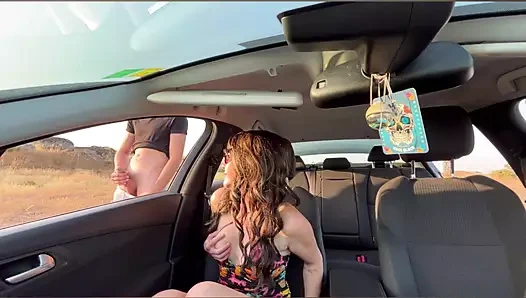 Davinia arabada mastürbasyon yapar ve bir yabancıyla seks yapar