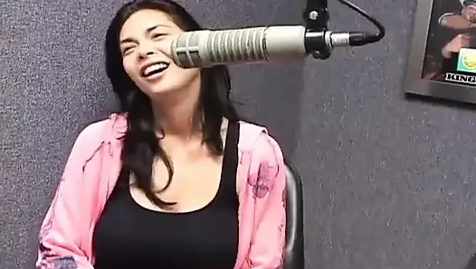 Honolulu'da Tera Patrick'in yer aldığı radyo röportajı