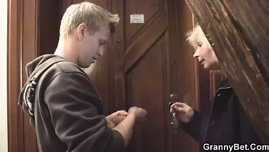 Adam köpek-sikikleri sıcak sarışın olgun kadın