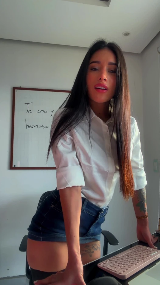 Seksi Sekreter Patronunu Mutlu Etmeye Çalışıyor