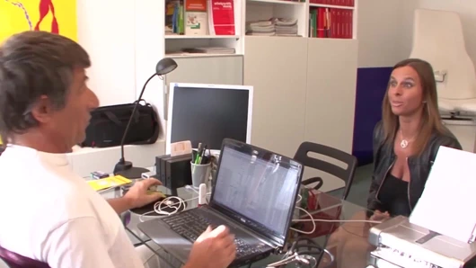 Doktora gitmekten hoşlanıyor! Islak orta yaşlı seksi kadın jinekolog tarafından sikiliyor!