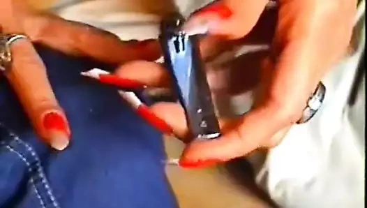 Asyalı kız ile uzun tırnaklar emmek