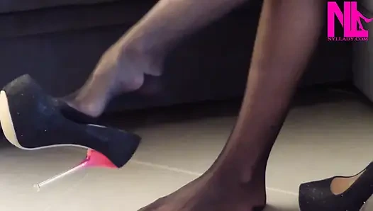 Ipod'umu dinleyen 12 cm topuklu pompalarla sarkıyorum