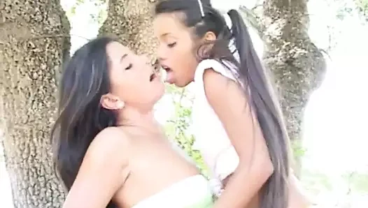 Lezbiyen genç kız küçük lupe makasla sikişiyor