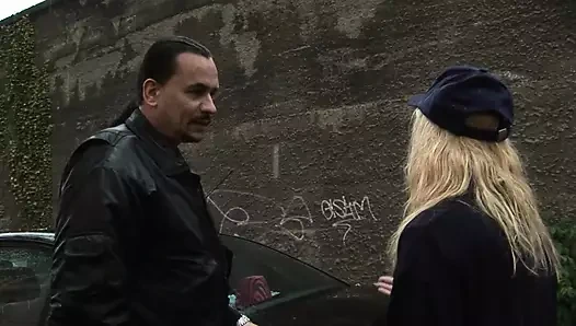 Sürtük ahşap horoz alır