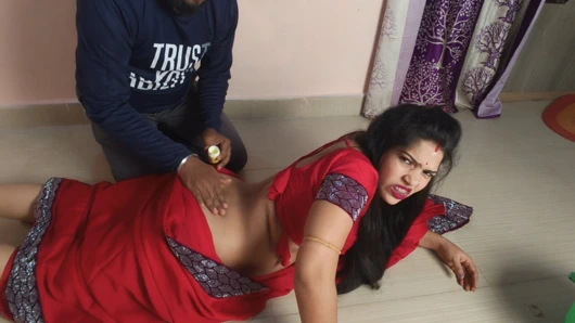 Güzel Bengalli teyze evde çalışırken tekerlekten düşerken sert sikiliyor