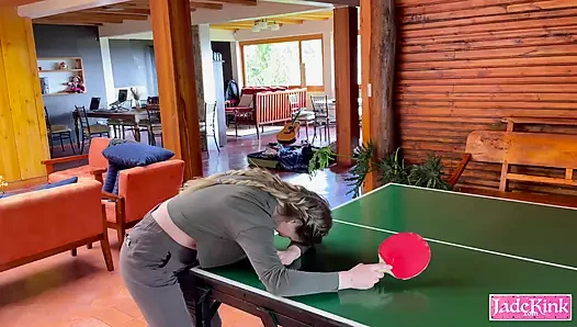 Üvey kız kardeş üvey erkek kardeşiyle striptiz yapıyor