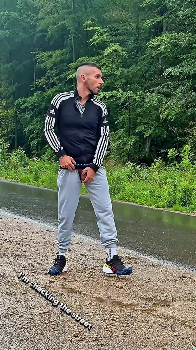 Eşofmanlı ve beyaz çoraplı paçoz halka açık eğlencede dışarıda