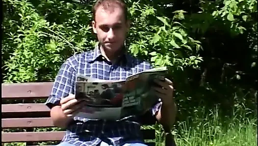 İki adam park bankında esmerle sikişiyor