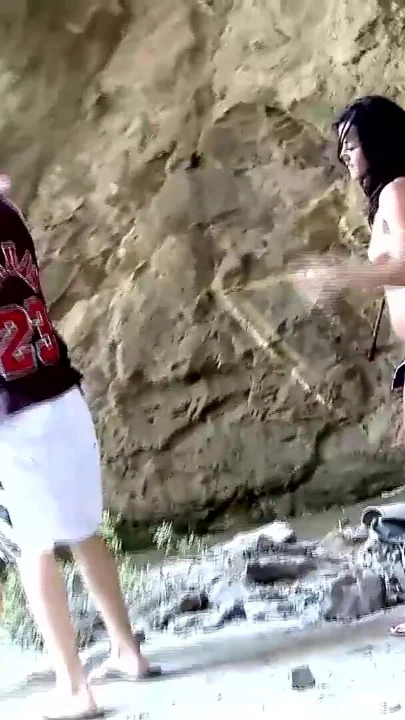 Büyük götlü latin plajda yeni erkek arkadaşına götünü göstermeyi seviyor | Klip 1