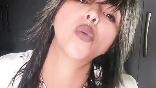 Güzel Beyaz Takım Elbiseyle Sigara İçmek Talimatları