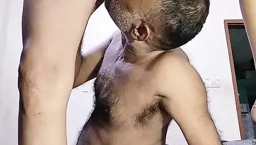 Seksi bayan üvey babasının ateşli meme göğüslerini emiyor