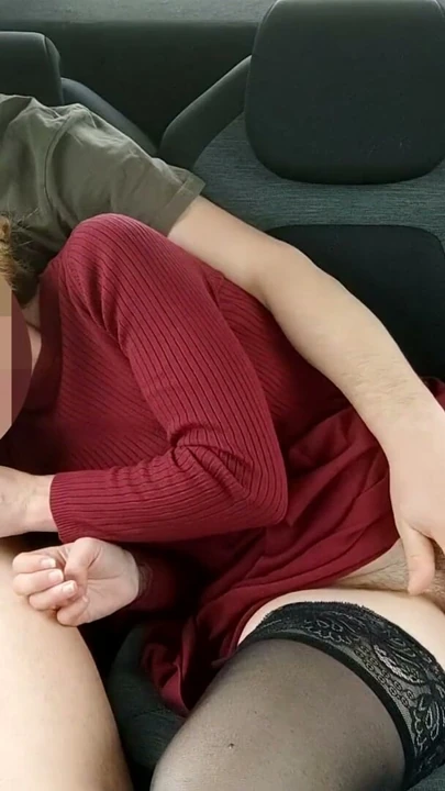 Sürtük Fransız öğretmen halka açık otoparkta sikişiyor gavat kocası için rastgele yabancının büyük yarağını emiyor - misscreamy | Klip 1