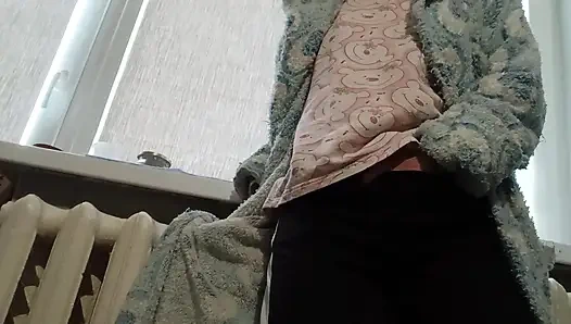 Bornozlu ince bir esmer üniversiteden sonra evde mastürbasyon yapıyor