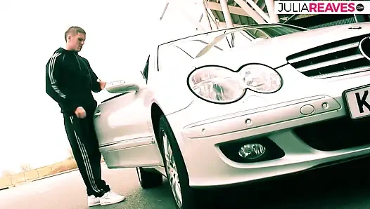 Büyük bir yarak sıkı amcığını derine iterken orta yaşlı seksi kadın inliyor