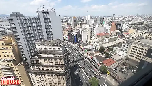 Bu yaramaz kız iki adamla seks yapmak istedi. Ve bonus olarak dev bir zenci yarağı aldı