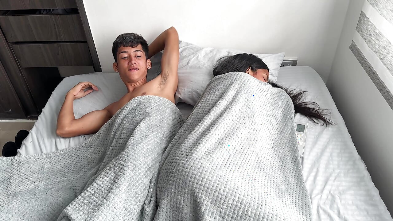 Latin üvey kız kardeşimle bir otel odasını paylaşıyorum ve büyük götünü sikiyorum, lezzetli amından intikam alıyorum. Erickandzoe ile ev yapımı seks