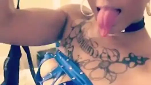 Seksi dilini gösteren güzel ig modeli