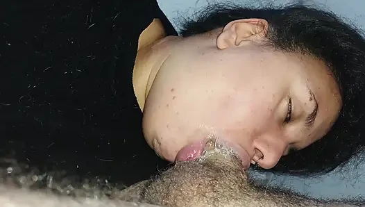 Güne küçük ağzının içinde bir yarak özlemi ile başlıyor