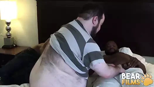 Bearfilms Slutty cub logan genç becerdin tarafından iki siyah bears