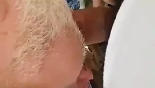 Kutup ayısı yarak emiyor