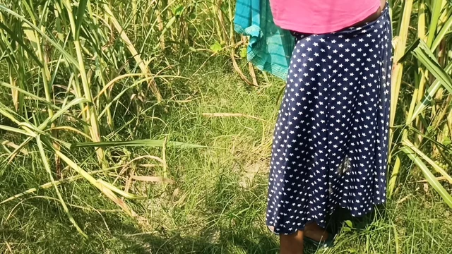 Деревенская девушка пошла на поле сахарного тростника, чтобы пописать. Неизвестный паренек трахнул ее перед бракосочетанием, хинди аудио. HQ Xdesi.