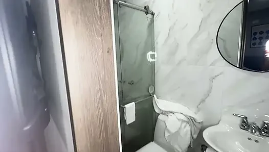 Baldızım gecenin ortasında havluyla odama giriyor ve büyük bir yarağın üstüne atlamaya başlıyor