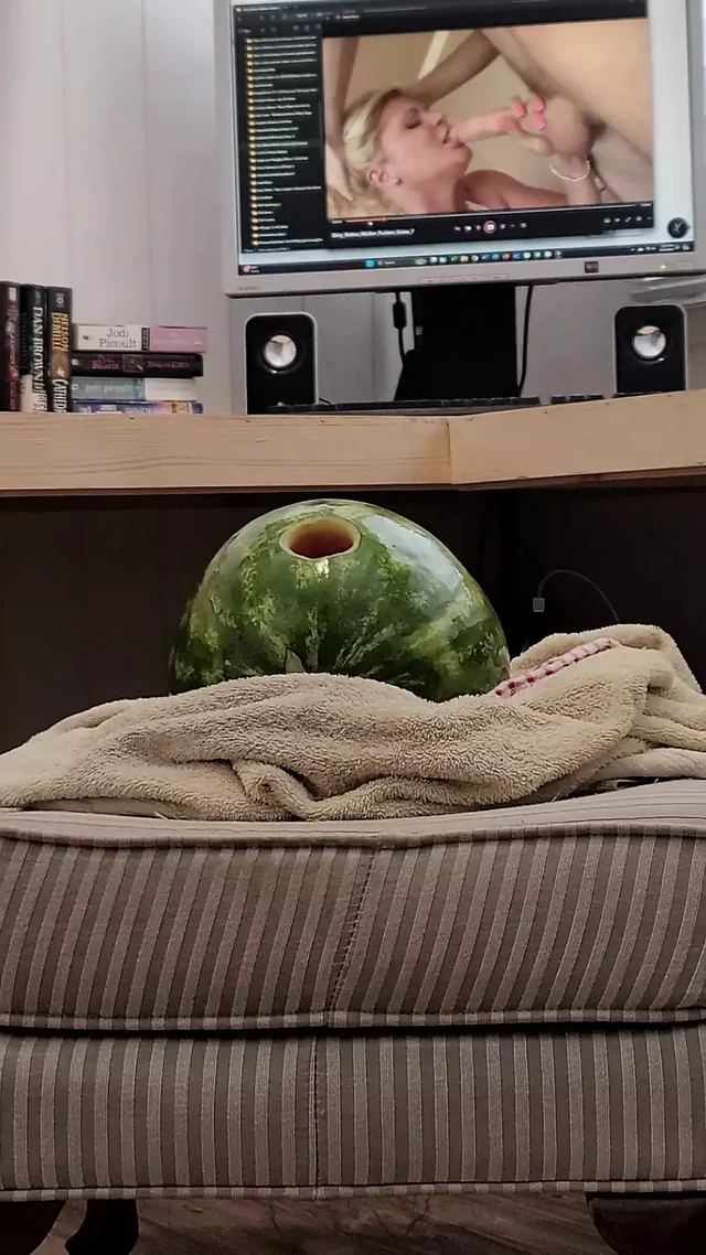 Дедушка трахает его дыню в последний раз, смотрит порно