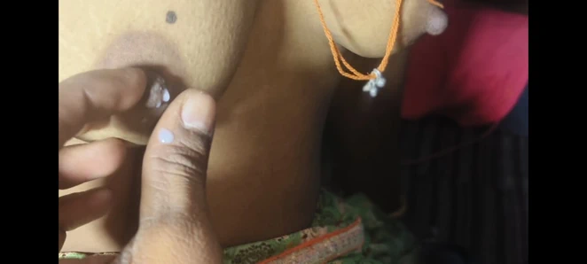 Hintli kız sikiliyor ve amcığı fışkırtıyor