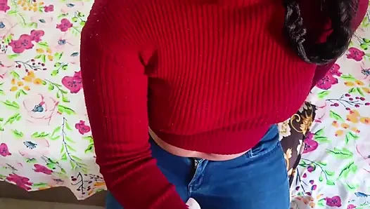 Sevimli Hintli kız ailenin önünde sikişiyor