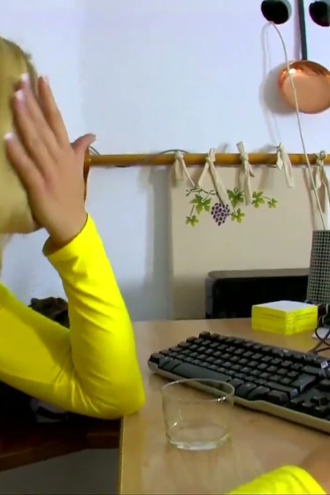 Edepsiz sekreter masa ofisinde patronu tarafından sikilirken porno videoları ve göt izlerken yakalandı