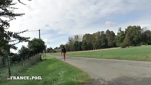 Güzel zenci sürtük karavanda götünü siktiriyor ve amcığı dölleniyor