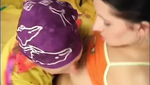 Küçük memeli güzel seksi genç kız büyük yarakla sikiliyor ve ağzına boşalıyor