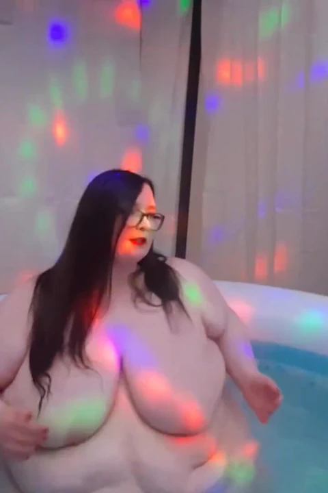 İri güzel kadın ssbbw fupa bod ile götünü sallıyor