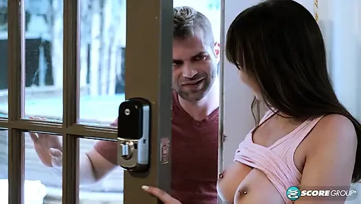Büyük memeli genç kız Honey Hayes bulanık bal saksosu tarafından karıştırılıyor